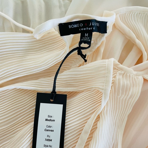 NWT $130 ROMEO & JULIET COUTURE Ivory COLD SHOULDER Pleated Blouse M $130 MSRP - Picture 2 of 10